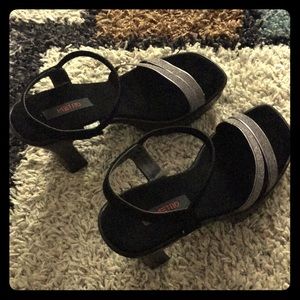 Beautiful brand new block heels w glitter straps